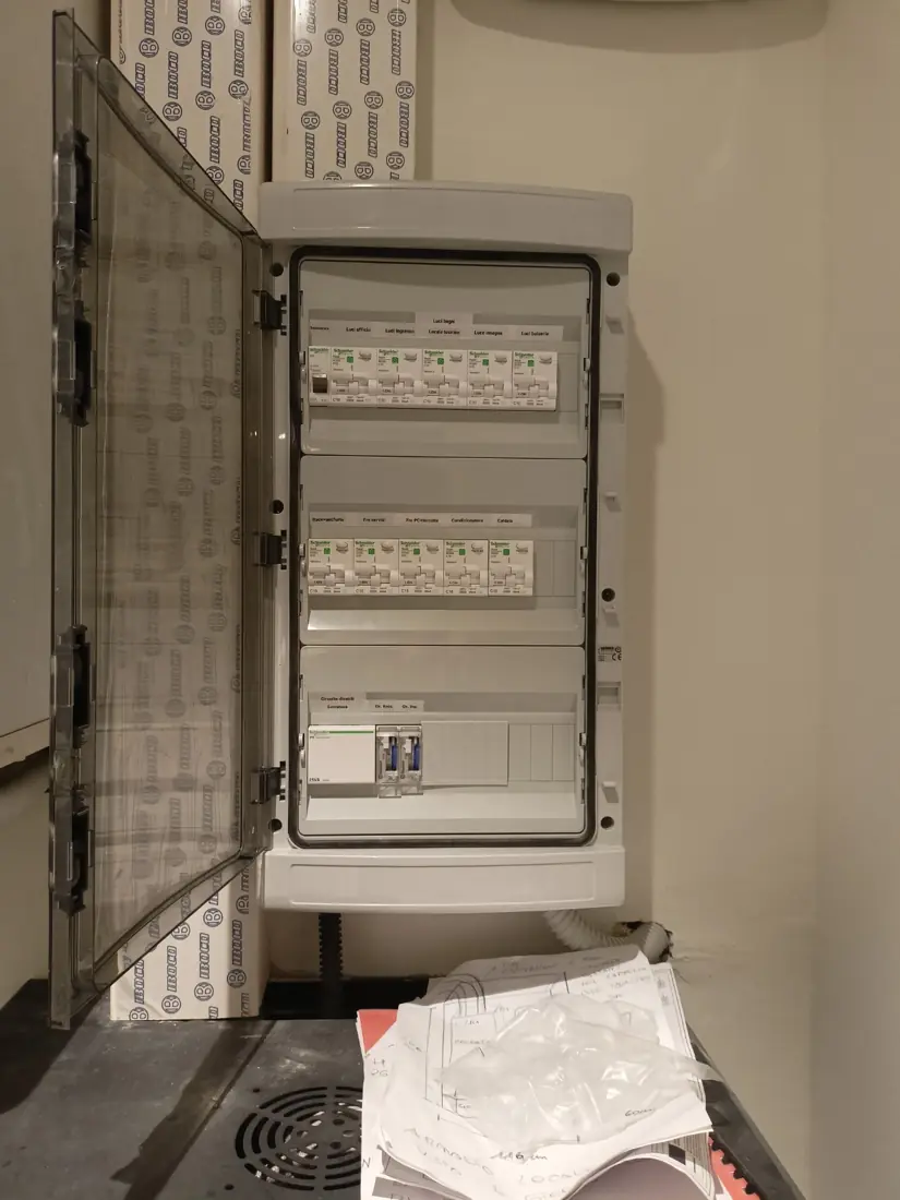 Quadro elettrico nuovo cablato con interruttori e differenziali